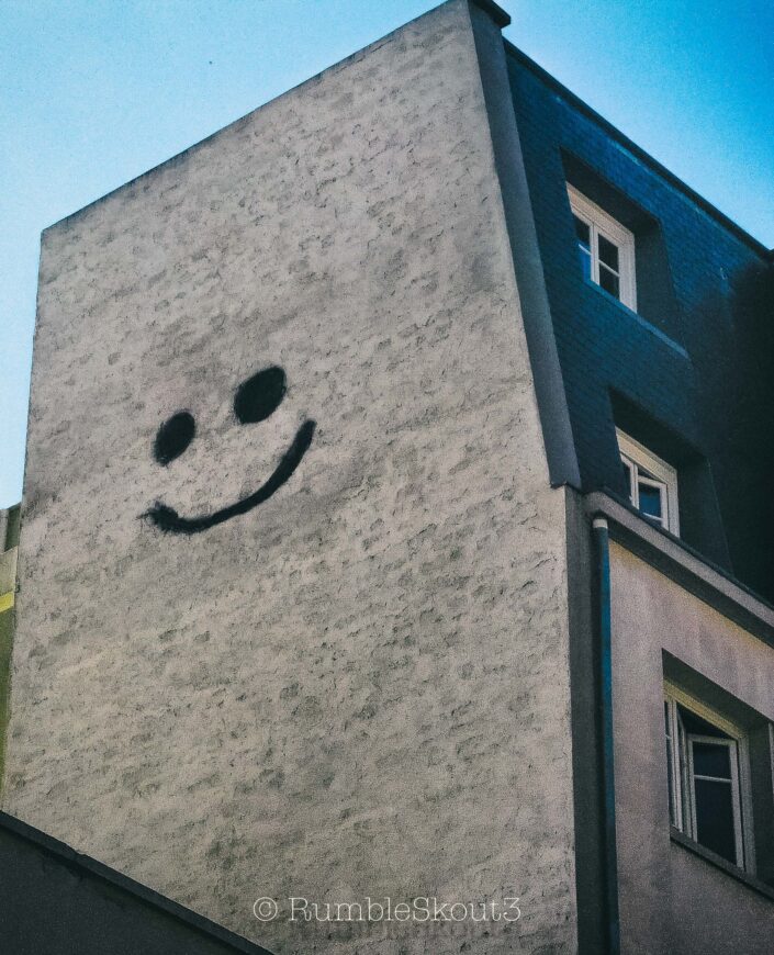 A (BIG) Paris graffiti happy face on a french architecture wall in Montparnasse, 14 arrondissement de Paris. A Parisian Graffiti Sonrisa