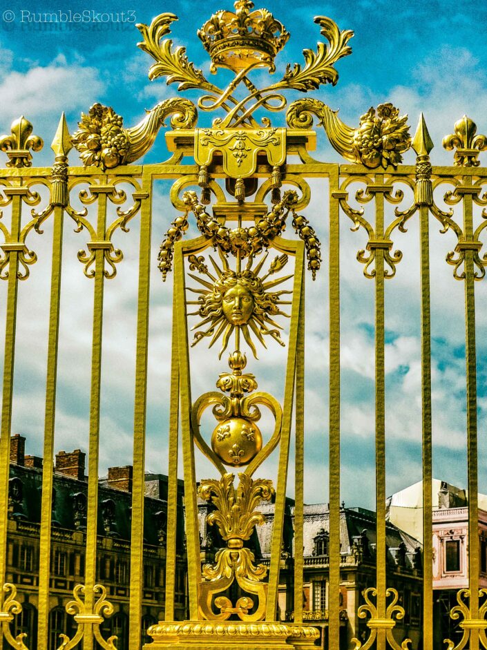 The Golden Honour Gate at the entrance of the Château de Versailles with the symbols of Apollo and emblem of the Sun King. El Oro de Puebla Indígena Protegiendo (french monuments)